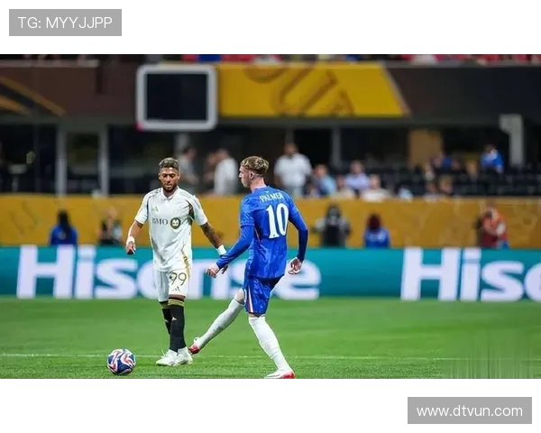 足球明星场上惊艳全场技艺超凡引发观众热烈欢呼与惊叹