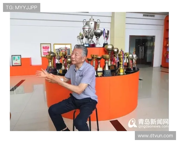 从草根到巅峰足球明星的奋斗历程与个人成长故事